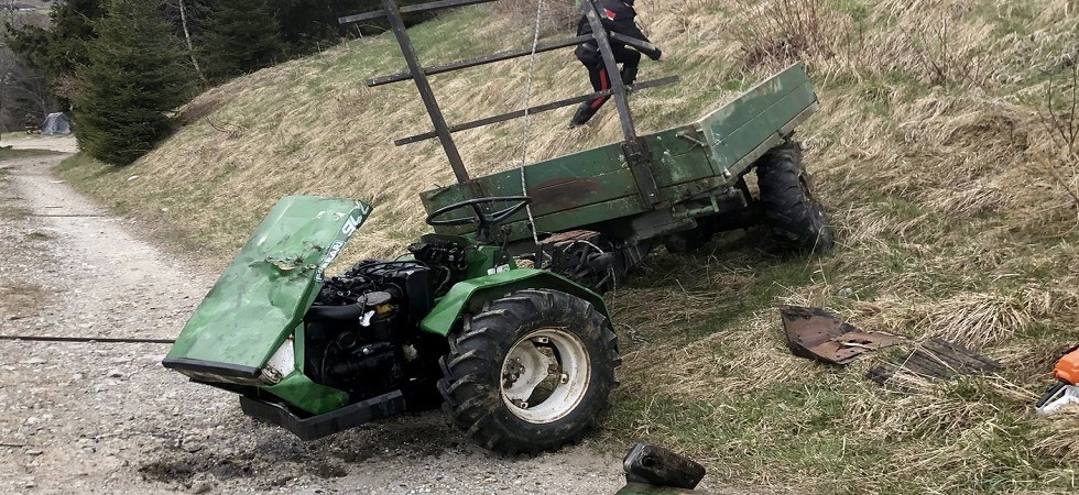 Si ribalta con il trattore e rimane schiacciato: la vittima è il 53enne Walter Eisendle